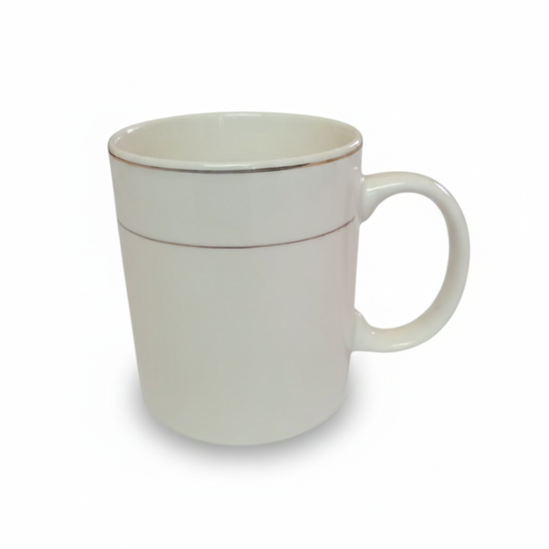 taza de cerámica blanca con un borde dorado