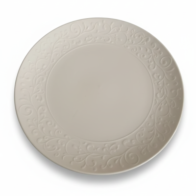 plato de porcelana blanco con un borde decorativo en relieve.