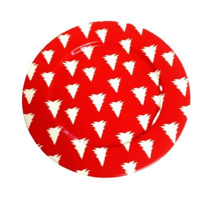 Plato de cerámica rojo con un estampado de árboles de Navidad blancos