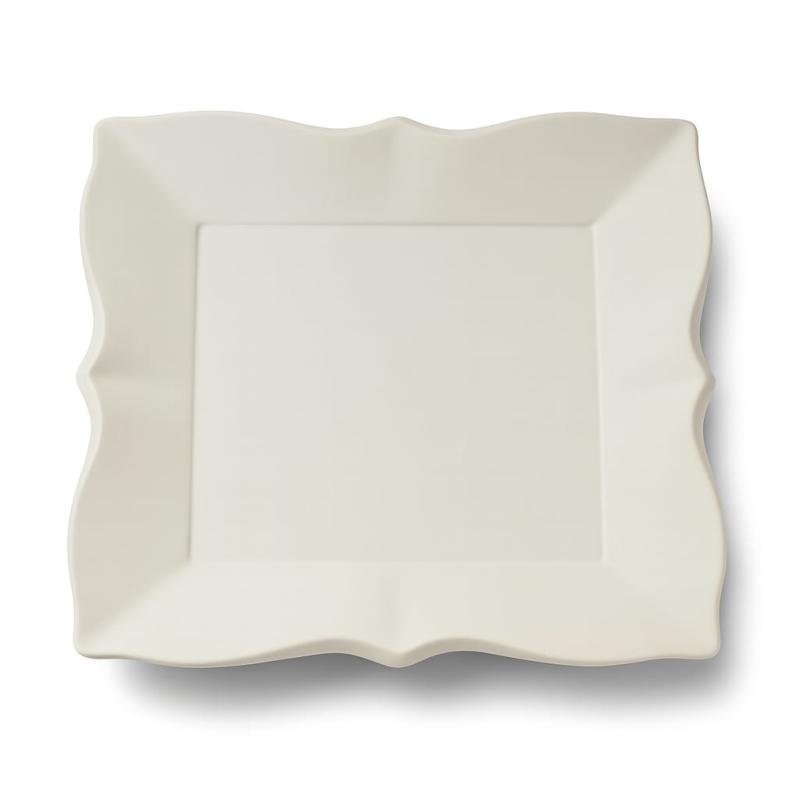 plato cuadrado de cerámica blanca con bordes festoneados.