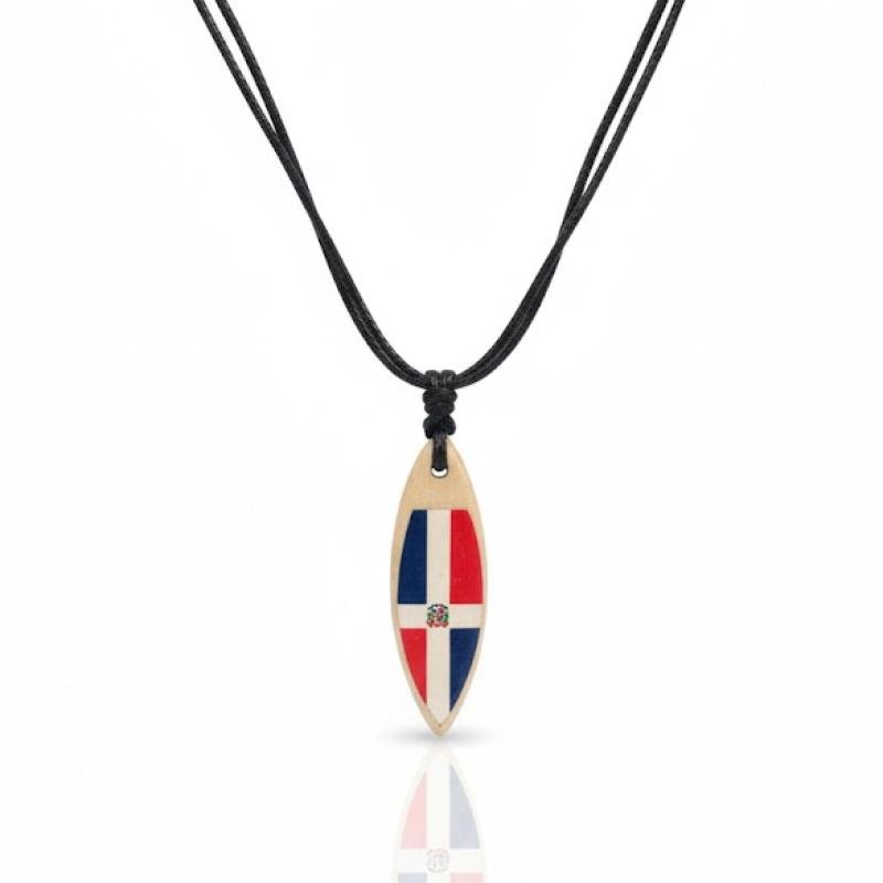 Collar artesanal con colgante de la bandera dominicana